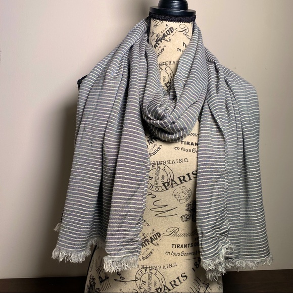 CALVIN KLEIN grey and white textured stripes fringe hems wrap rectangle scarf - Picture 2 of 6